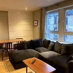 Stylish 2 Bed Accessible Flat Perfect Location