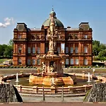 Sunny Glasgow Green Free Parking Cottage Flat