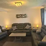 Travel Host 3 Bedroom House With Free Parking