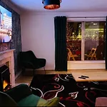 Glasgow City Centre Flat With River Views And Parking