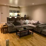 City Centre 2 Bedroom Apartment, Secure Parking.