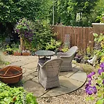 Beautiful Self Contained Apartment With Garden