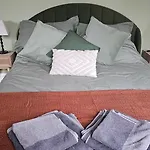 Beautiful Self Contained Apartment With Garden