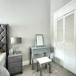 Two Bed Stylish Apartment In Heart Of West End