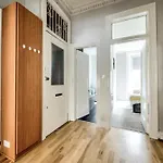 Two Bed Stylish Apartment In Heart Of West End