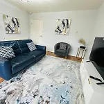 Outstanding Modern Glasgow Flat Luxury King Bed