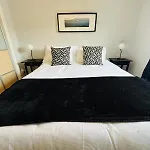 Outstanding Modern Glasgow Flat Luxury King Bed