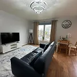Outstanding Modern Glasgow Flat Luxury King Bed