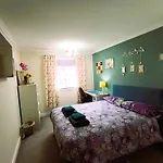 Double Room In Riverside Apartment - B