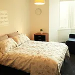 3 Bed Apartment Near Botanic Gardens