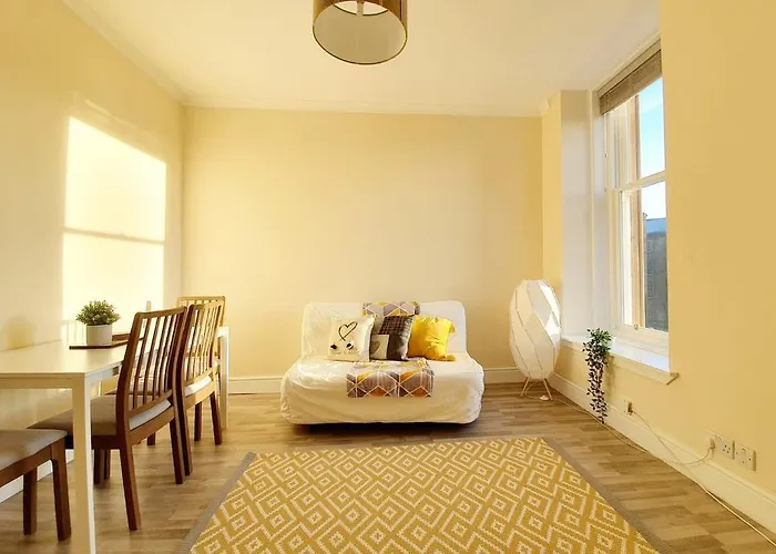Gorgeous, Light & Airy Apartment In The Heart Of The West End, Close To Sec And Hydro