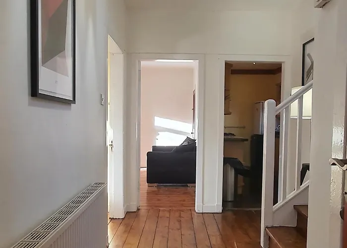 Large 3 Bed Apartment Glasgow West End Free Parking & Electric Vehicle Point