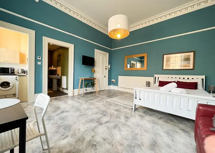 Glasgow West End Studio Apartment