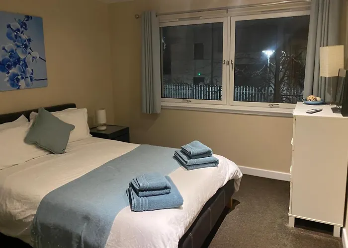 City Centre 2 Bedroom Apartment, Secure Parking.