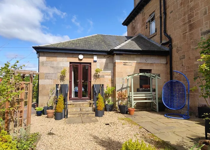 Beautiful Self Contained Apartment With Garden