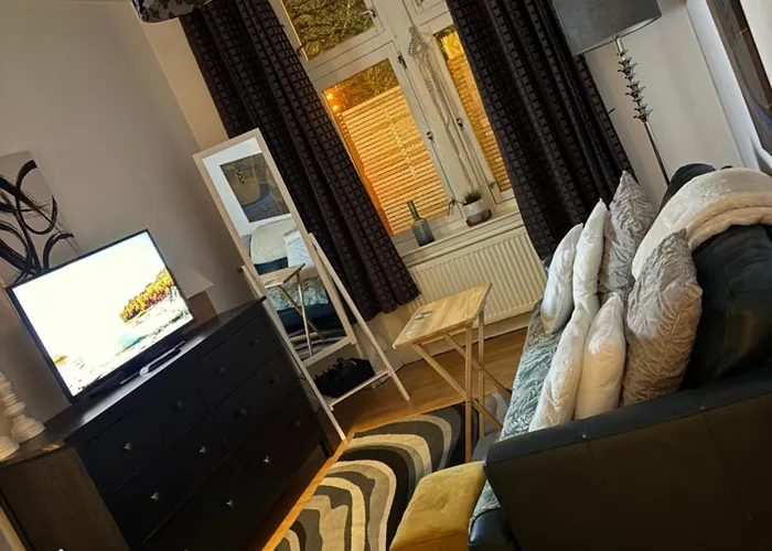 Traditional Glasgow Tenement Excellent Location