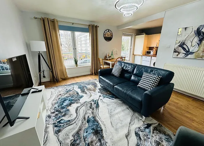 Outstanding Modern Glasgow Flat Luxury King Bed