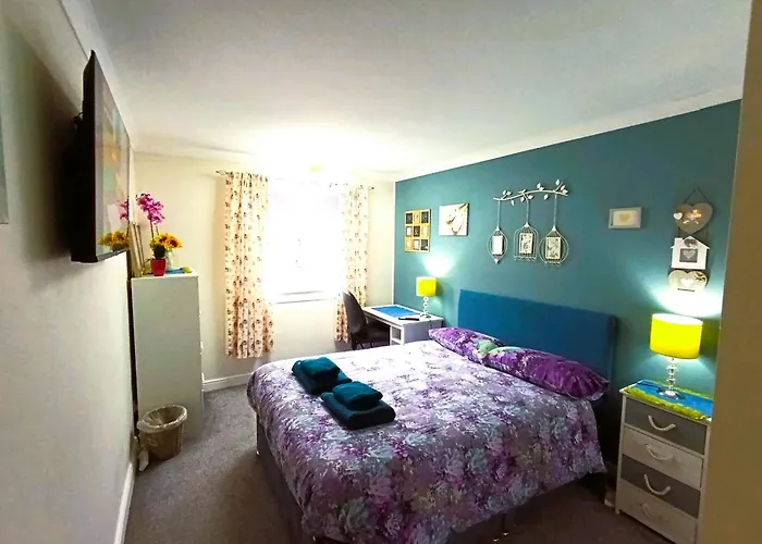 Double Room In Riverside Apartment - B