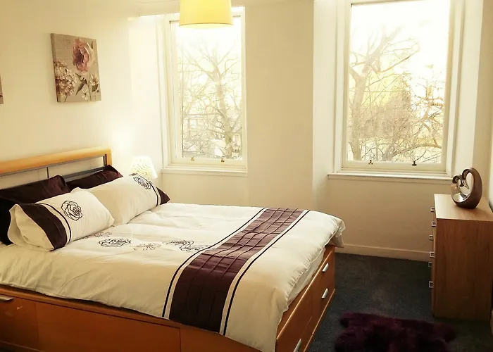 3 Bed Apartment Near Botanic Gardens