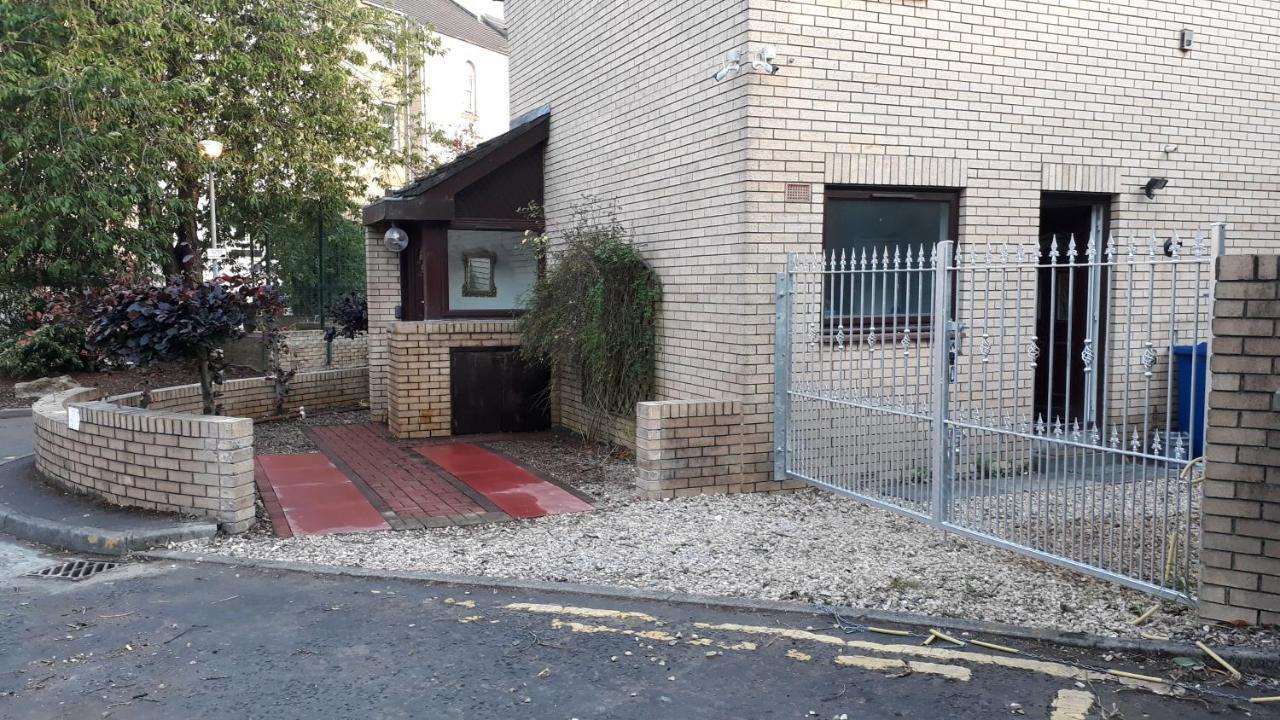 Holiday home Bright City Centre House - Private Garden & Parking!