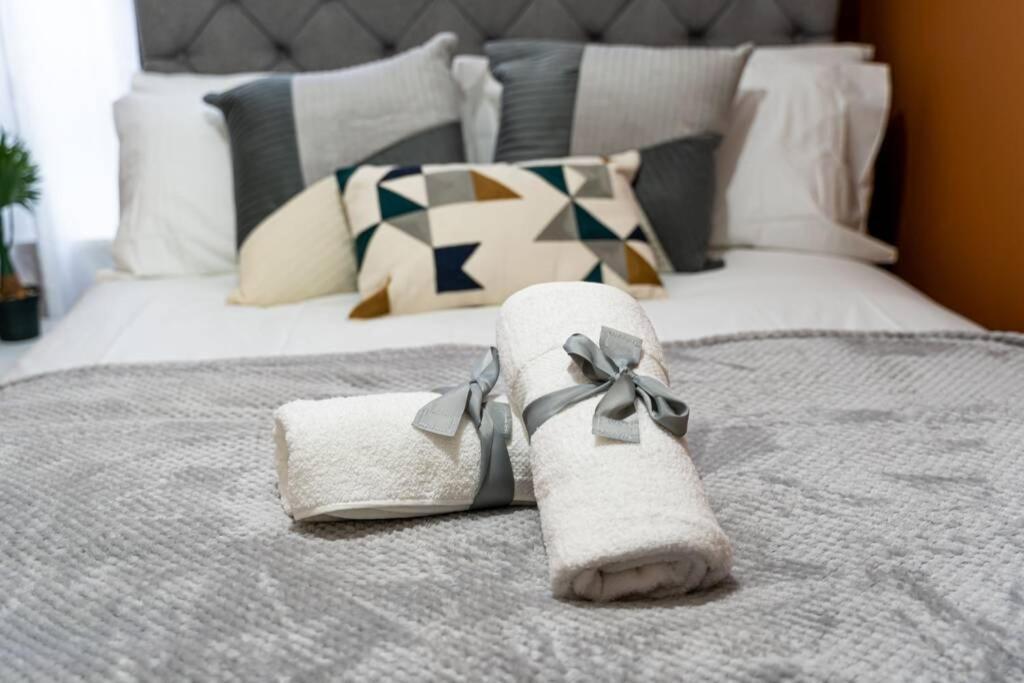 Cheerful Homely Apartment: Cozy Near Airport Apartment