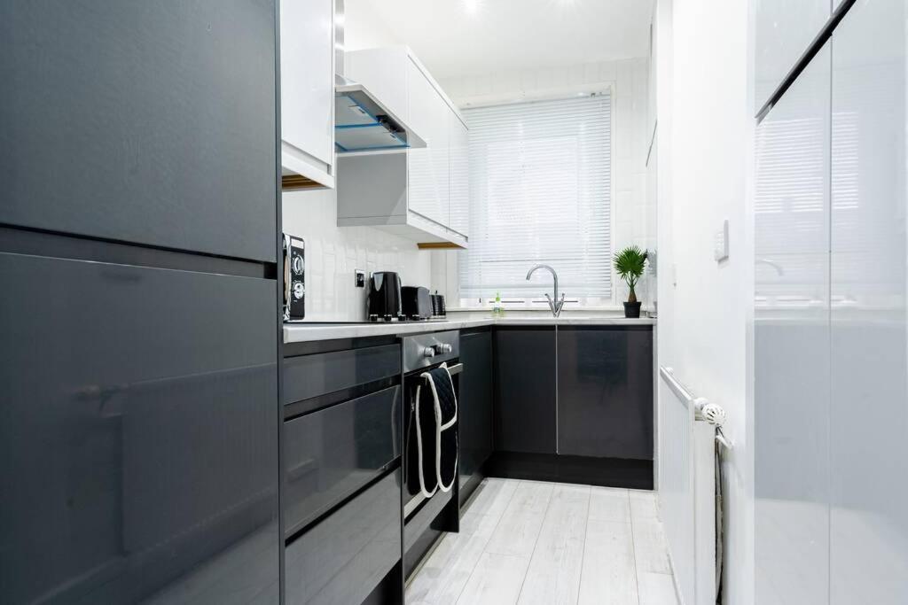 Cheerful Homely Apartment: Cozy Near Airport * Glasgow