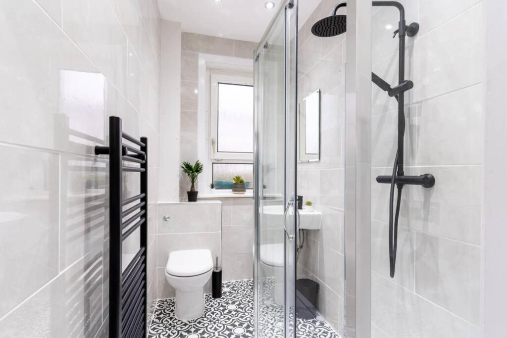 Cheerful Homely Apartment: Cozy Near Airport Apartment