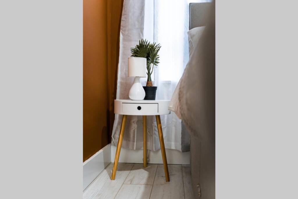 Apartment Cheerful Homely Apartment: Cozy Near Airport