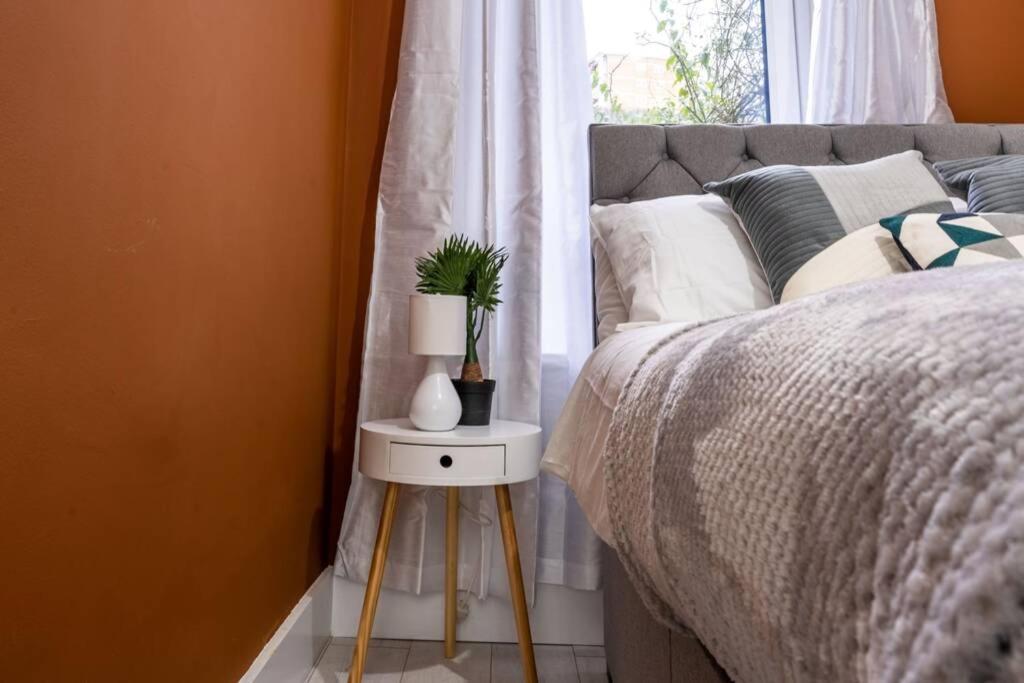 Apartment Cheerful Homely Apartment: Cozy Near Airport