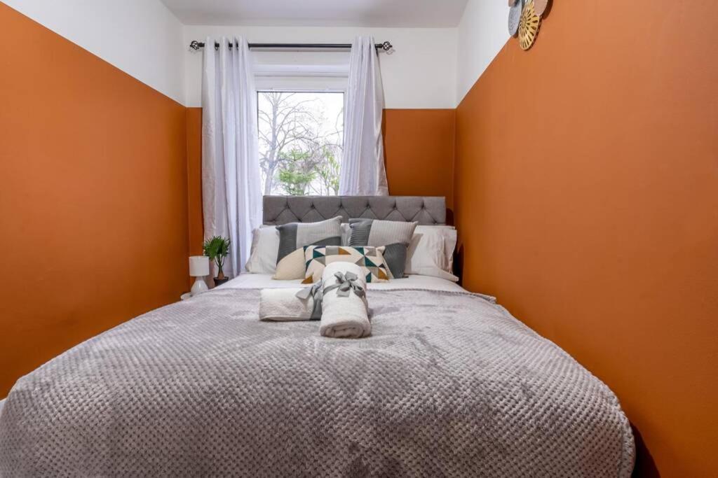 Apartment Cheerful Homely Apartment: Cozy Near Airport