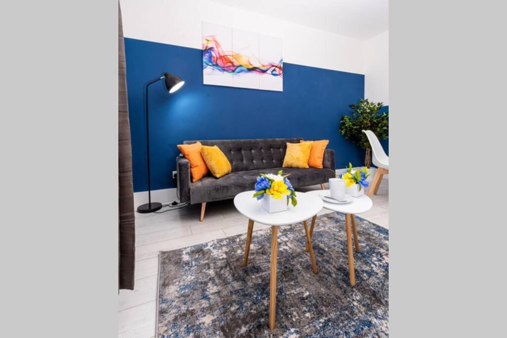 Cheerful Homely Apartment: Cozy Near Airport *