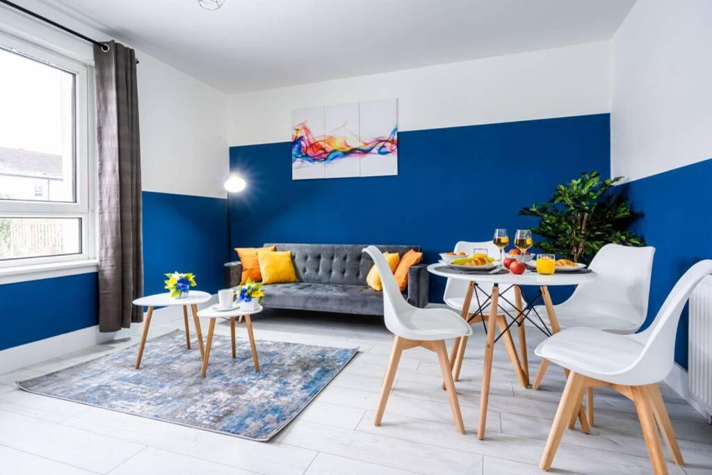 Cheerful Homely Apartment: Cozy Near Airport Apartment Glasgow