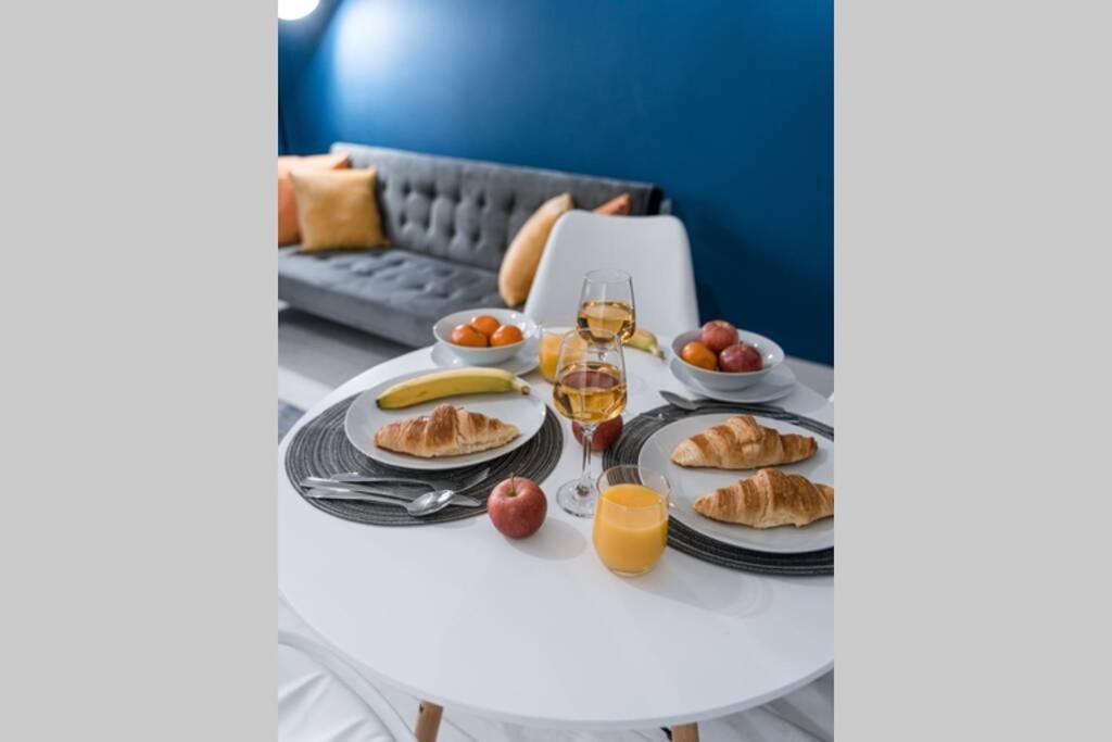 Cheerful Homely Apartment: Cozy Near Airport