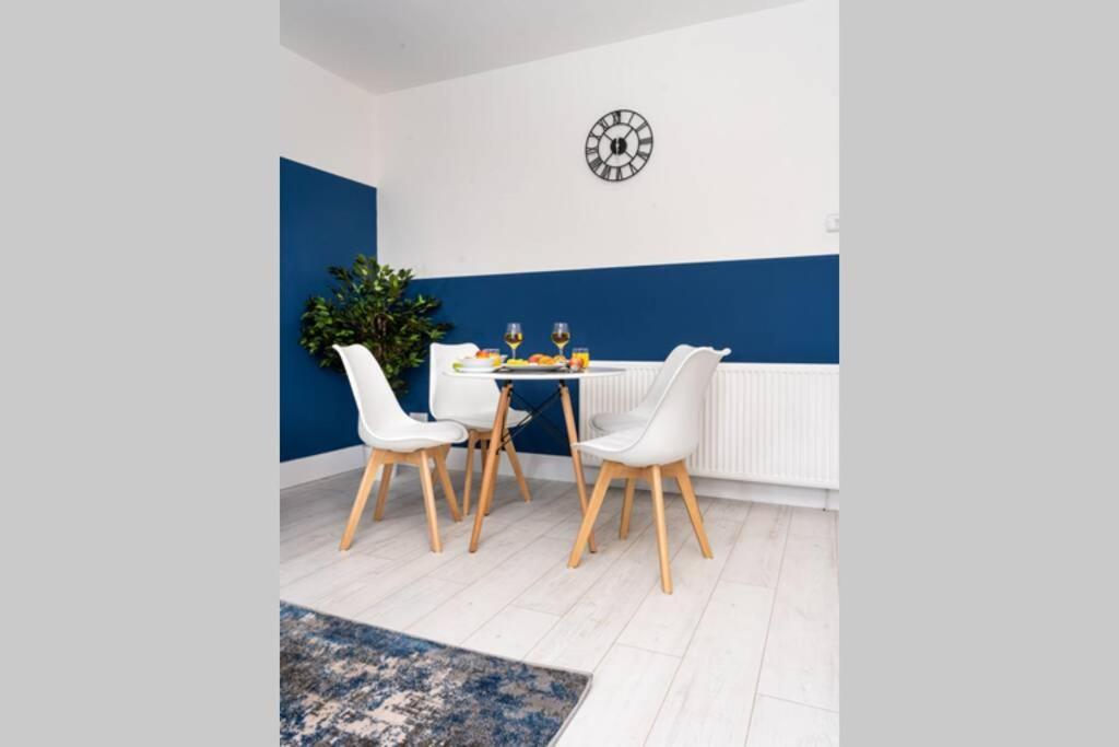 Apartment Cheerful Homely Apartment: Cozy Near Airport Glasgow