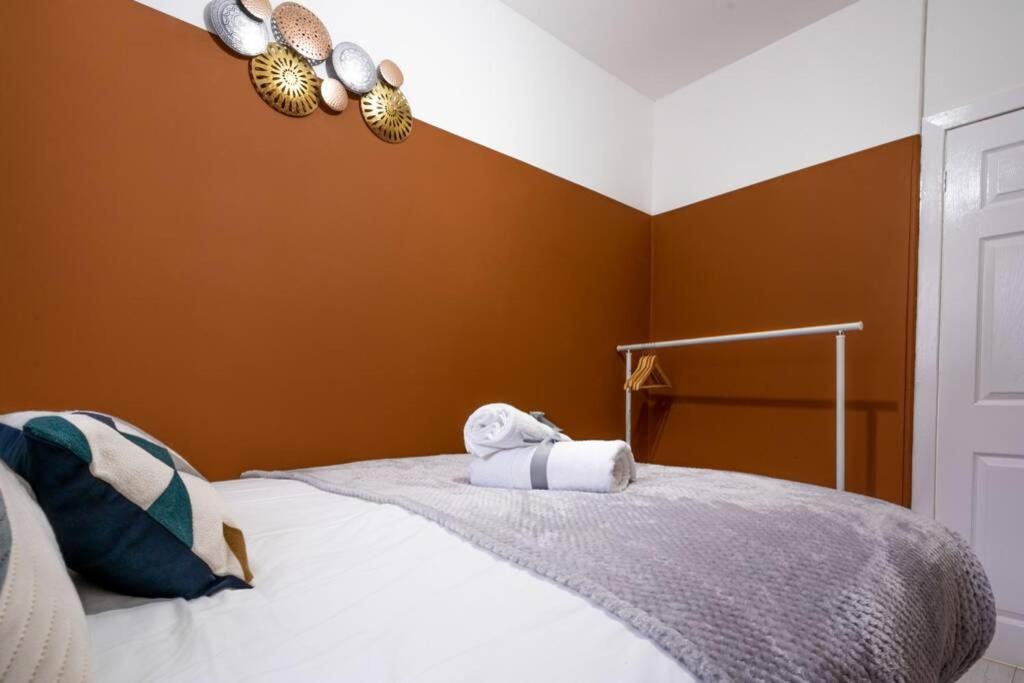 Cheerful Homely Apartment: Cozy Near Airport *