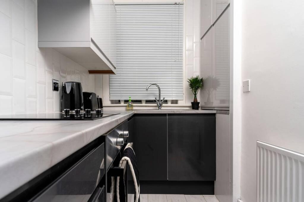 Cheerful Homely Apartment: Cozy Near Airport Apartment *