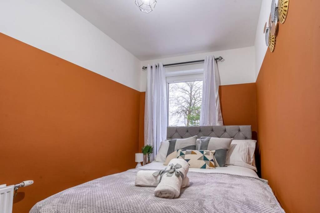 Cheerful Homely Apartment: Cozy Near Airport * Glasgow