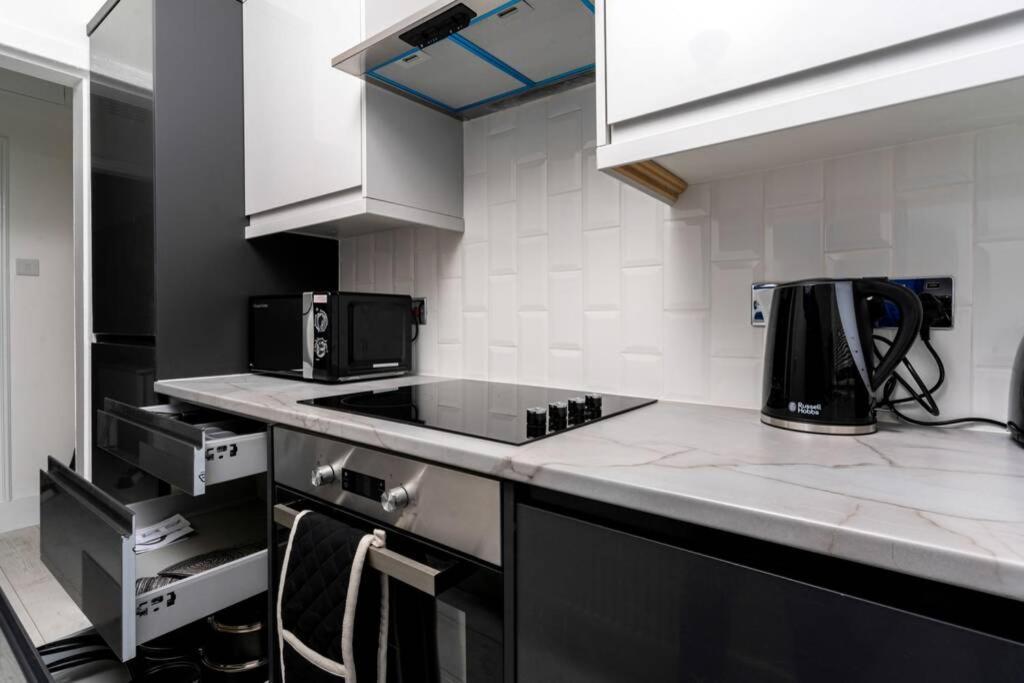 Cheerful Homely Apartment: Cozy Near Airport Apartment