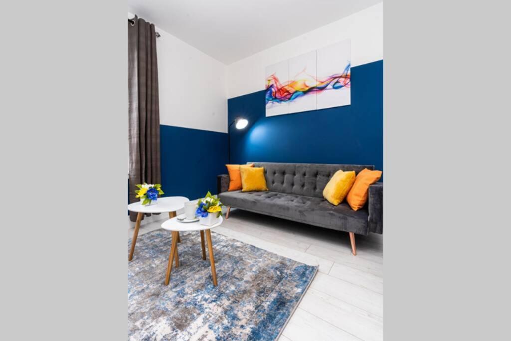 Cheerful Homely Apartment: Cozy Near Airport Apartment *