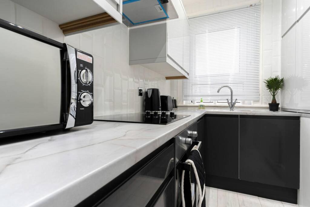 Apartment Cheerful Homely Apartment: Cozy Near Airport