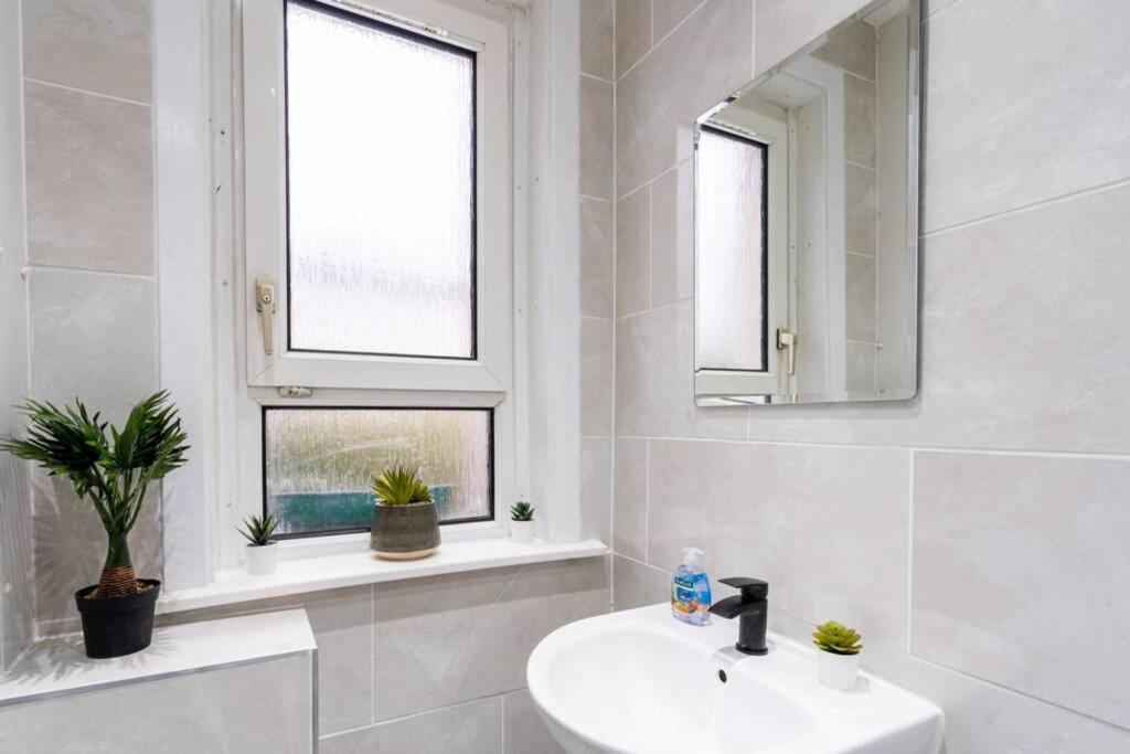 Cheerful Homely Apartment: Cozy Near Airport * Glasgow