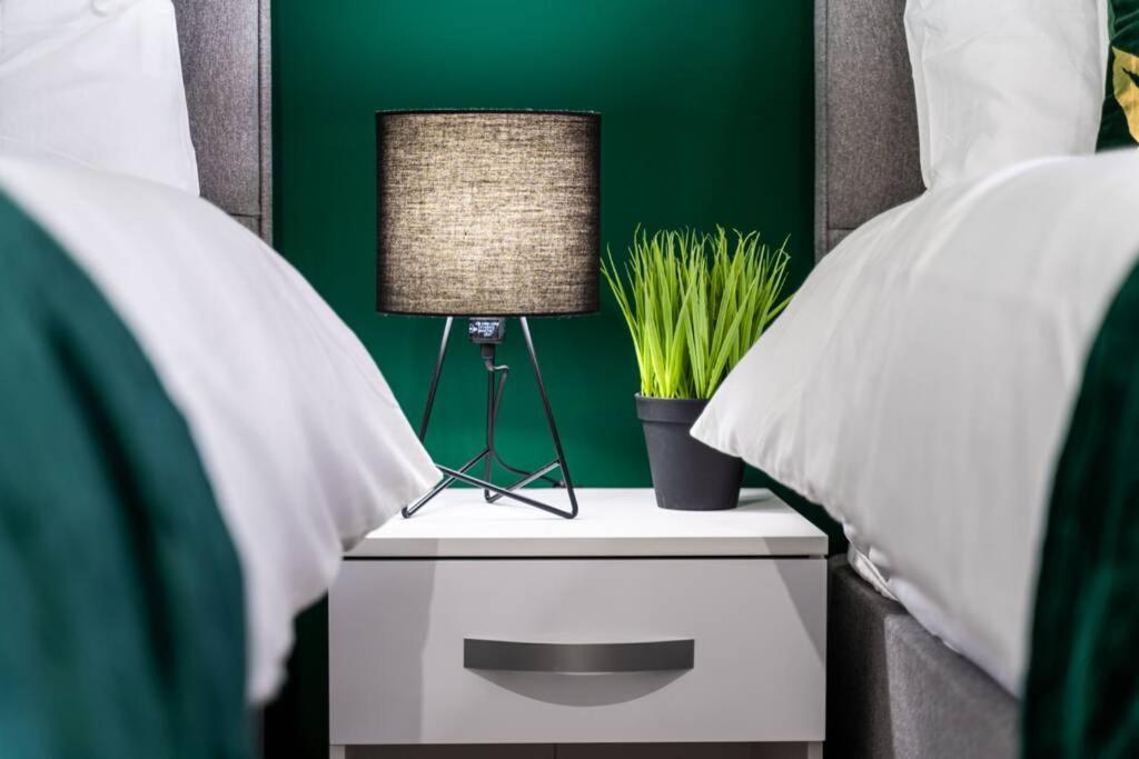 Cheerful Homely Apartment: Cozy Near Airport Glasgow