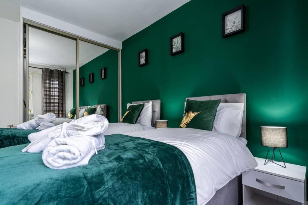 Cheerful Homely Apartment: Cozy Near Airport * Glasgow