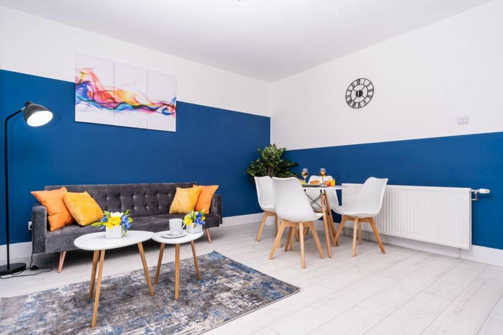 Cheerful Homely Apartment: Cozy Near Airport