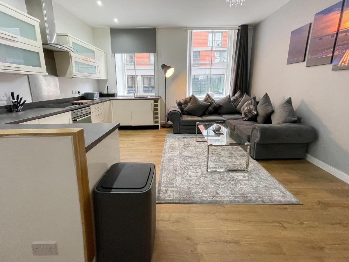 Exquisite 2br Flat Near Train Station Apartment