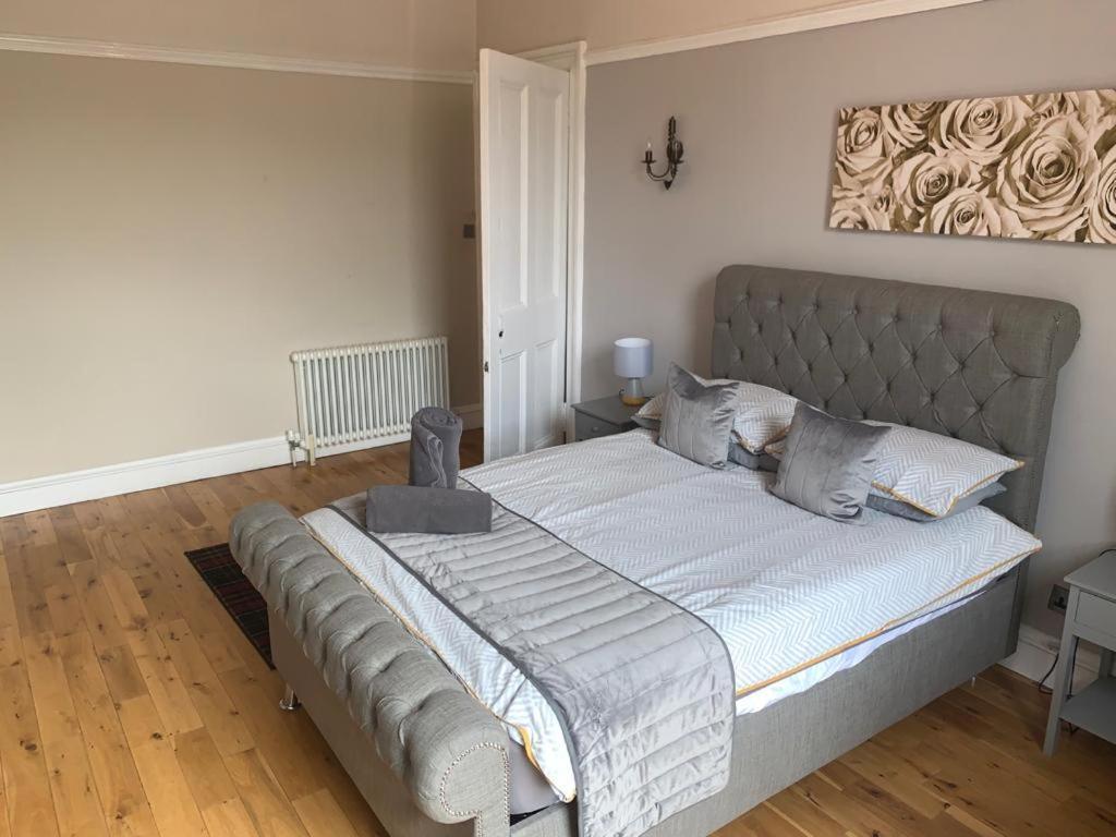 West End - Stunning, Spacious, 3 Bedroom, Main Door Flat With Private Parking * Glasgow