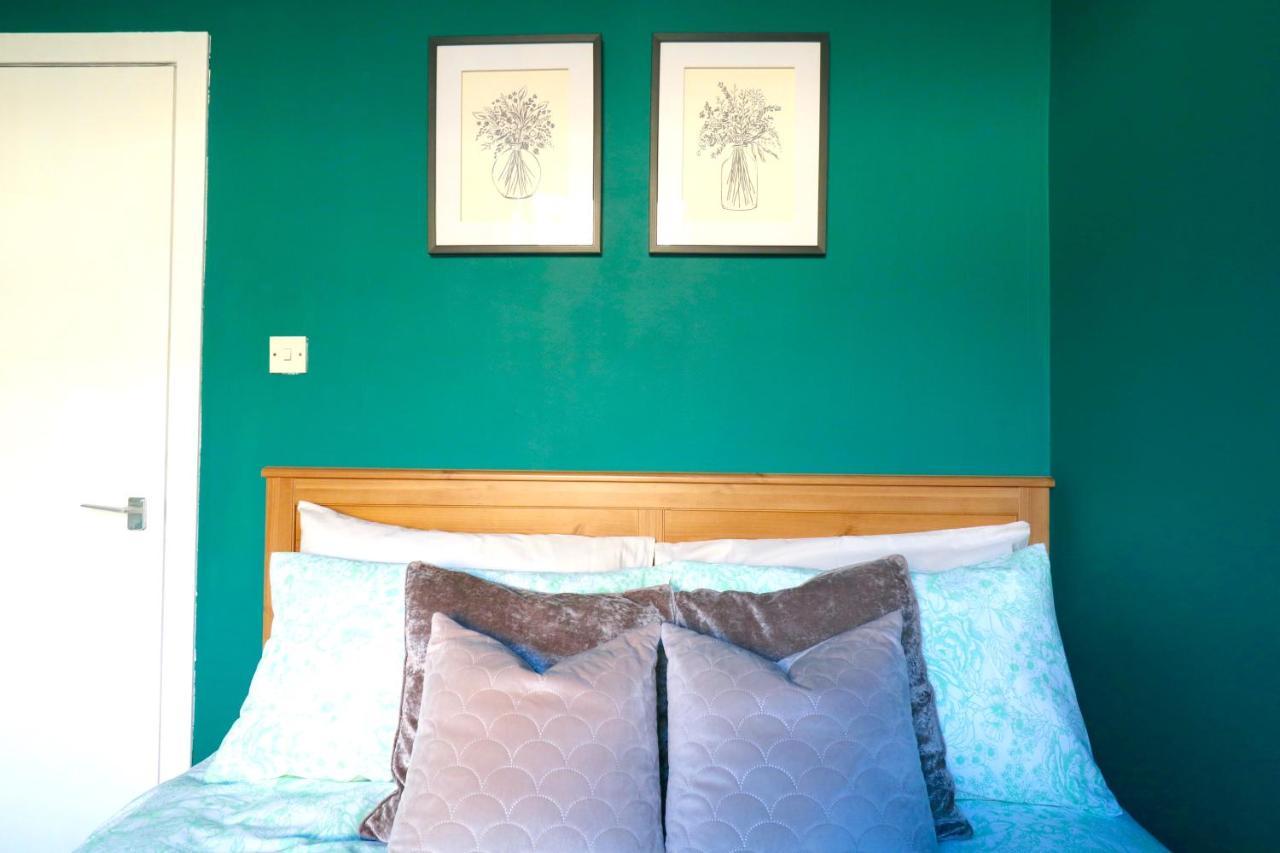 One Bed In Apartment *