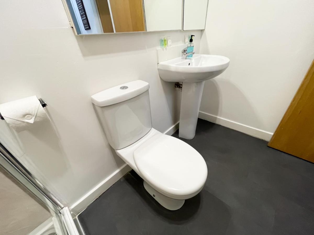 Exquisite 2br Flat Near Train Station Apartment *