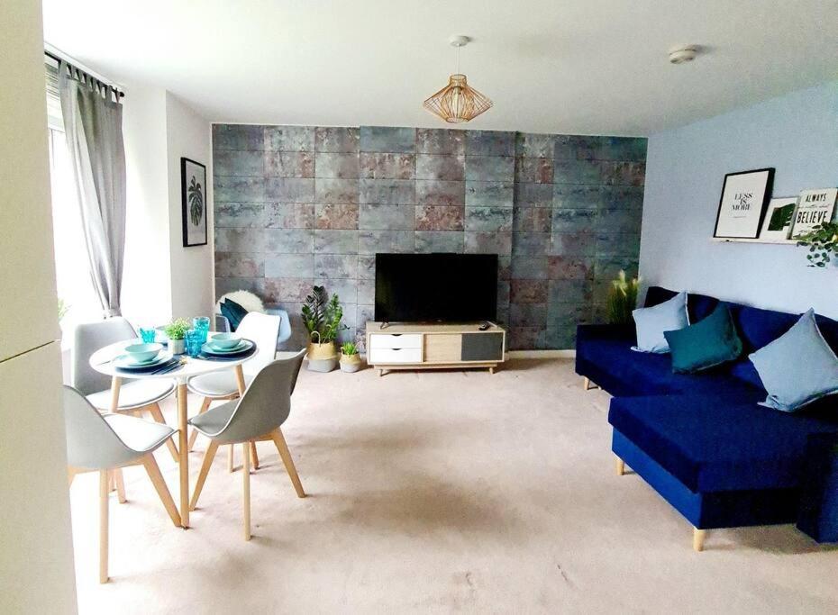 Stylish 2 Bedroom / Free Gated Parking Glasgow