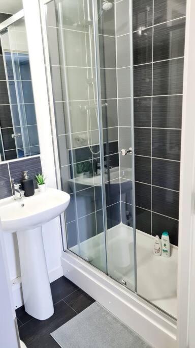 Stylish 2 Bedroom / Free Gated Parking Glasgow